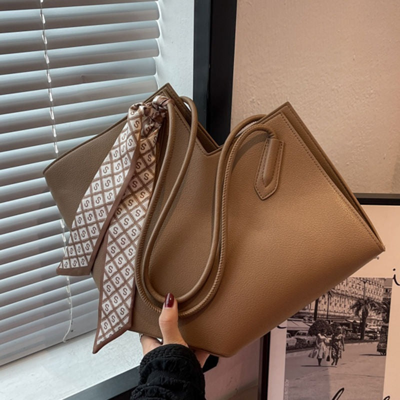 Large capacity niche fashion shoulder bag commuting tote bag